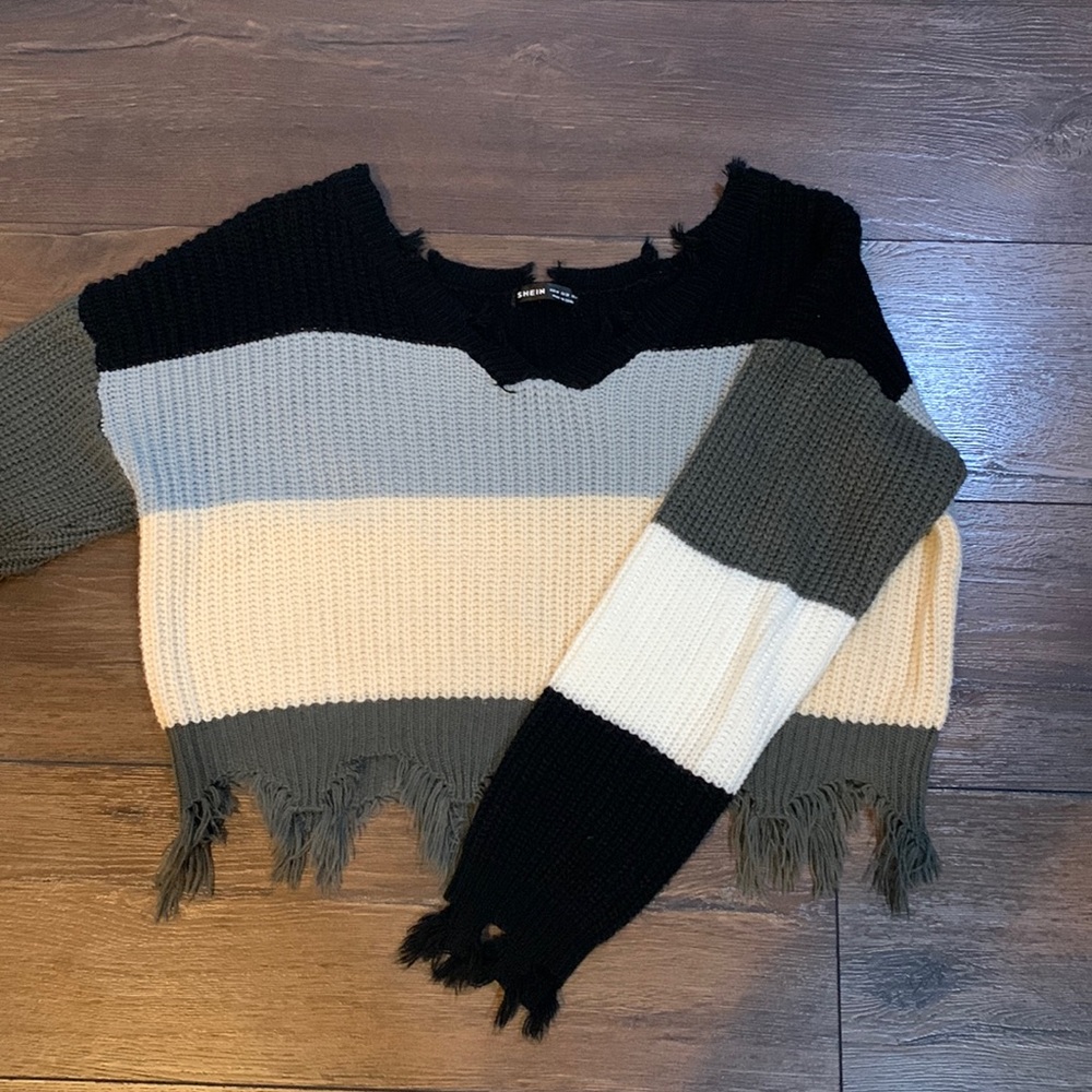 Cropped knitted sweater! Perfect length and very attractive! In great condition